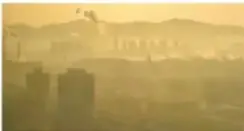 Fotografía de una ciudad china envuelta en neblina y smog.