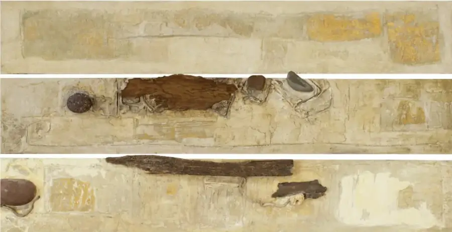 Obra 'Tohuehuetalhtol' (2011): once paneles verticales en negro, blanco y rojo con trazos y signos como escritura antigua.