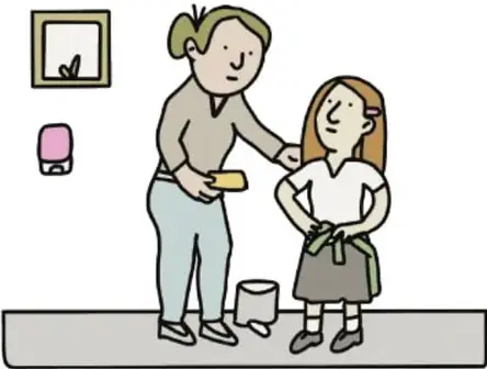 Escena de una madre y su hija en una habitación; la madre sostiene un paquete y hay un bote de basura, un espejo y un jabón.