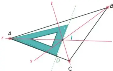Uso de la escuadra para trazar la perpendicular al lado desde el incentro I, marcando el punto D.