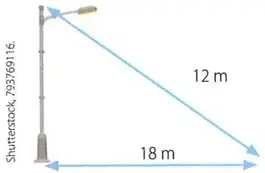 Poste de $12\ \text{m}$ unido mediante un cable a un punto ubicado a $18\ \text{m}$ de su base.