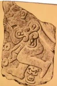 Monumento 3 de San José Mogote: piedra tallada con figuras y símbolos.