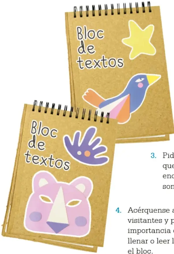 Dos blocs de textos artesanales con espiral. El de arriba tiene la portada color kraft con el título 'Bloc de textos', una estrella amarilla y un pájaro azul con pico amarillo. El de abajo muestra el título, una mano morada y una cara de animal rosa con triángulo blanco.