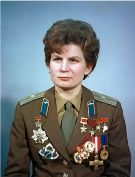 Retrato de una mujer con uniforme militar de la Unión Soviética luciendo numerous medallas y condecoraciones, símbolo del protagonismo militar en la Guerra Fría.