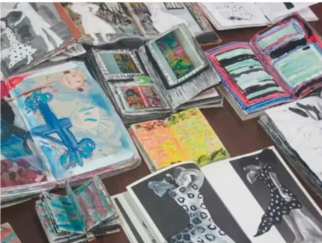 Fotografía de varias libretas decoradas con dibujos y colores.