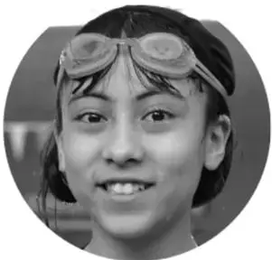 Fotografía de una niña con goggles de natación sonriendo.