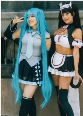 Fotografía de dos jóvenes vestidas con disfraces de estilo anime/manga (cosplay) en la calle, ilustrando la influencia de la cultura popular en la vestimenta.
