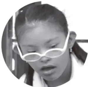 Fotografía en blanco y negro de una niña con lentes leyendo un libro.