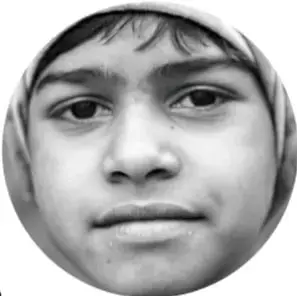 Fotografía en blanco y negro del rostro de un adolescente con capucha, mirando de frente.