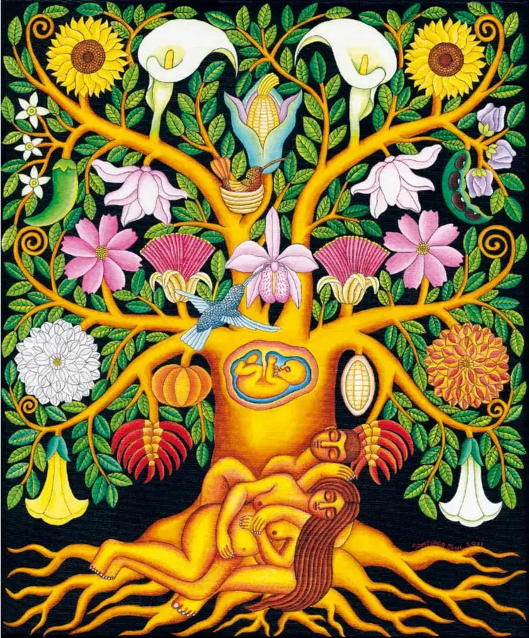 Pintura simétrica sobre fondo negro: un árbol con copa verde y ramas amarillas; en el tronco se ve un feto dentro de un óvalo y un elote; en la base, una pareja humana desnuda se abraza sobre las raíces; el follaje incluye girasoles, alcatraces, dalias, orquídeas, campanillas, un colibrí, un nido con crías, calabazas, chiles y maíz. Firma: Santiago Savi, 2022.