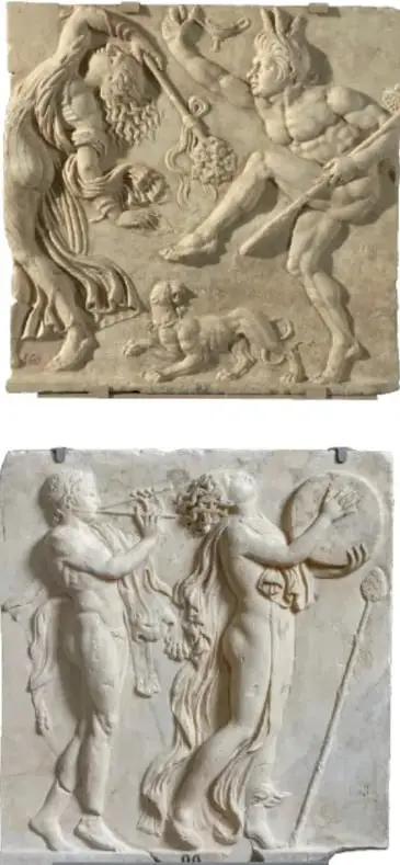 Relieve escultórico que muestra a un personaje con máscara y a otro con atributos mitológicos.