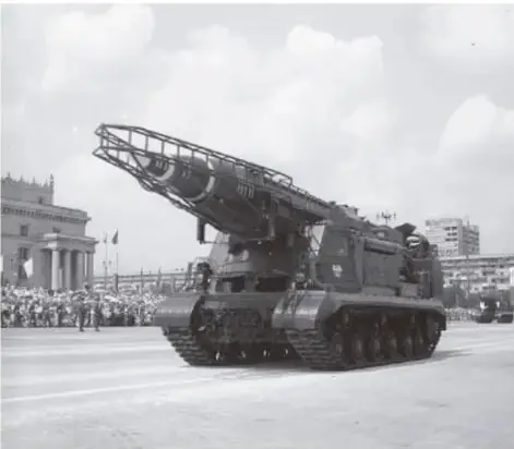 Vehículo militar con lanzamisiles en un desfile, probablemente en la Plaza Roja de Moscú.