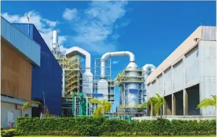 Planta industrial de producción de calor y electricidad mediante la combustión de biomasa.
