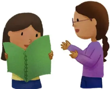 Dos niñas conversan: una sostiene una historieta verde abierta y la otra, con lentes, le hace una seña con la mano.