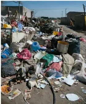 Tiradero de basura a cielo abierto con gran cantidad de residuos, que representa la contaminación generada por el ser humano.