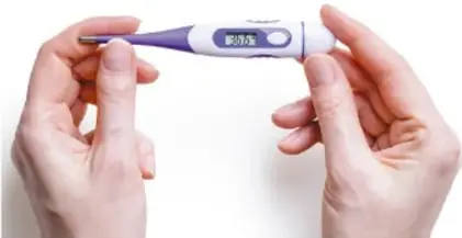 Manos sosteniendo un termómetro digital que marca 36.6 °C.