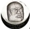 Fotografía de una medalla de plata con cabeza olmeca: 'Cabeza Olmeca, Ramsés II, Cruce de Caminos', México, 1992, diámetro 65 mm, Casa de Moneda de México.