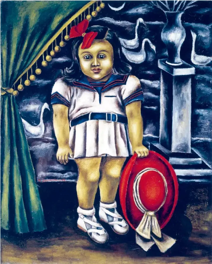 Reproducción de la pintura Niña con sombrero rojo (1942) de María Izquierdo. Muestra a una niña de pie con vestido blanco de cuello marinero, moño rojo, sosteniendo un sombrero rojo sobre una banca. Al fondo, un telón verde con borlas doradas, un jarrón sobre una columna y figuras de aves blancas.