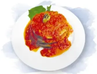 Copa de ceviche con limones y verduras.