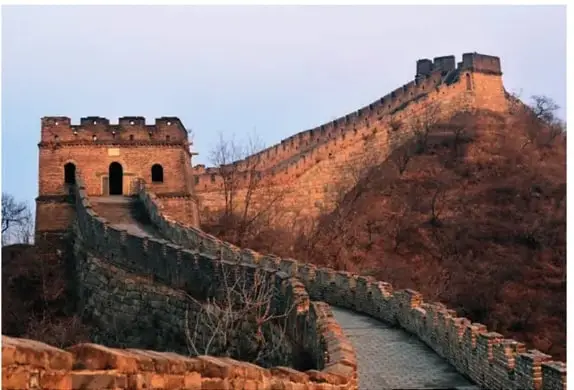Fotografía de un tramo de la Gran Muralla China serpenteando por la cresta.