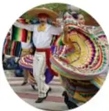 Imagen de danza tradicional con traje, acompañando el término Costumbres