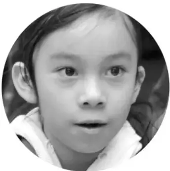 Niño con expresión pensativa.