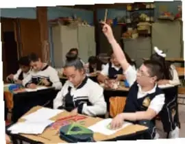Fotografía de estudiantes en el aula participando