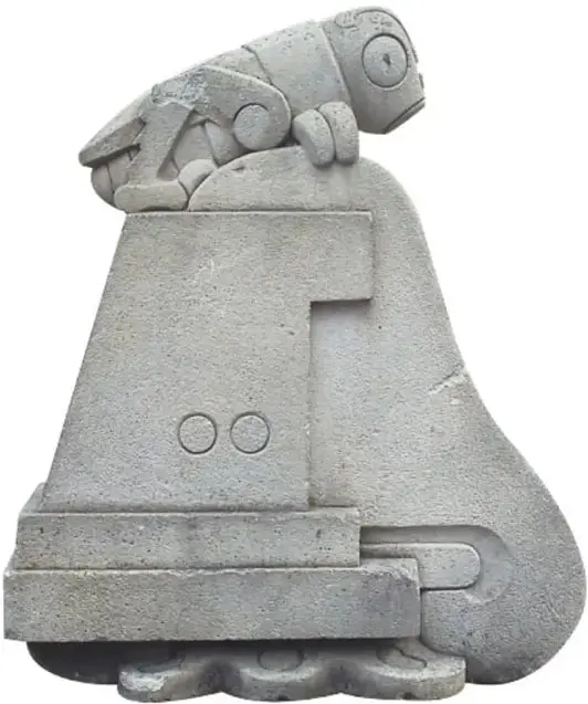 Fotografía de la escultura de piedra del glifo de Chapultepec: un chapulín monumental sobre una estructura con forma de cerro con escalinatas y volutas.
