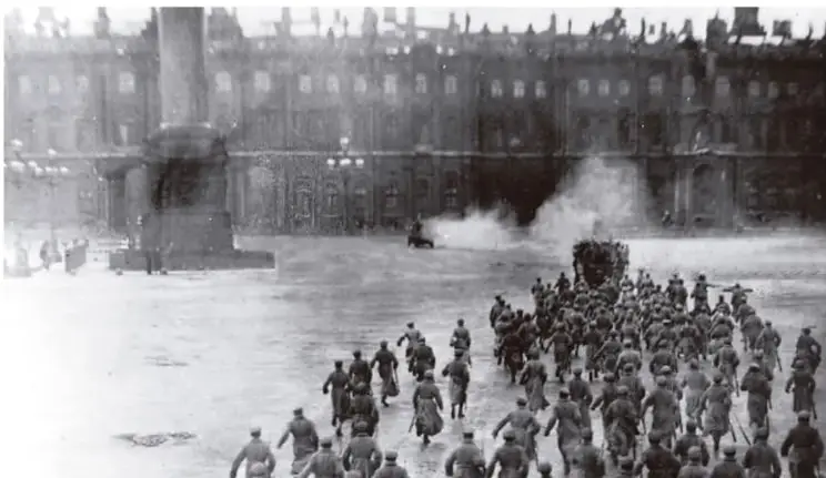 Fotografía histórica de la toma del Palacio de Invierno por las fuerzas revolucionarias en octubre de 1917.