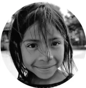 Fotografía en círculo de una niña sonriente, probablemente relacionada con la actividad escolar.