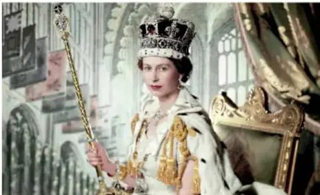Retrato de la reina Isabel II en su coronación con corona y cetro.