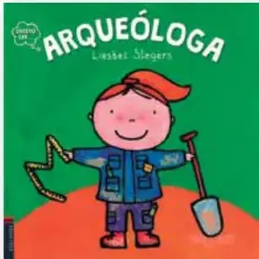 Portada del libro "Arqueóloga" de Liesbet Slegers: una niña con gorro rojo, overol azul y herramientas de arqueóloga sobre fondo verde y naranja.