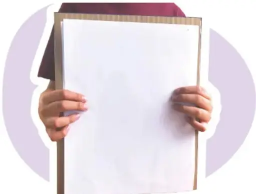 Manos sosteniendo un cartón rectangular forrado, listo para ser la tapa del libro cartonero.
