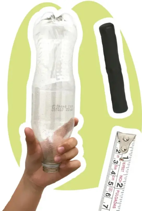 Foto recortada de una mano sosteniendo una botella de plástico transparente, junto a una barra de plastilina negra y una cinta métrica con marcas en milímetros y pulgadas.