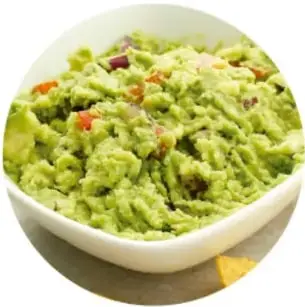 Tazón blanco con guacamole.