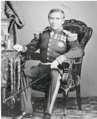 Retrato fotográfico de un militar de uniforme con condecoraciones, probablemente Miguel Miramón.