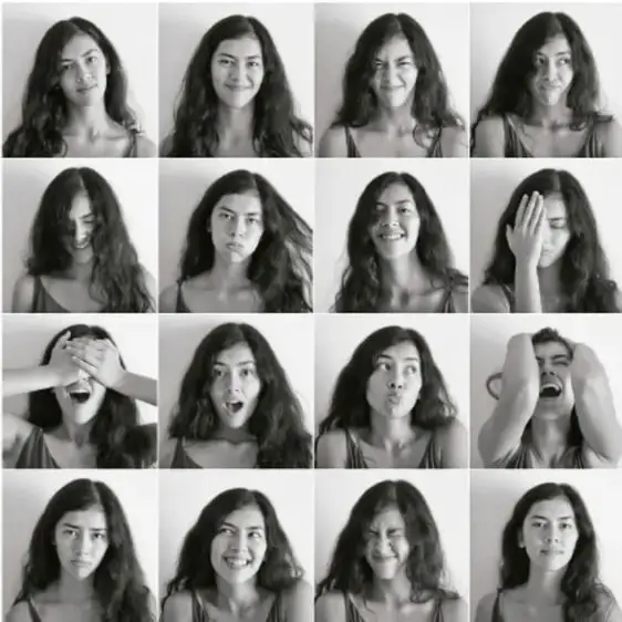 Mosaico de dieciséis fotografías en blanco y negro de una misma joven mostrando distintas expresiones faciales: alegría, tristeza, sorpresa, miedo, enojo, asco, vergüenza, entre otras.