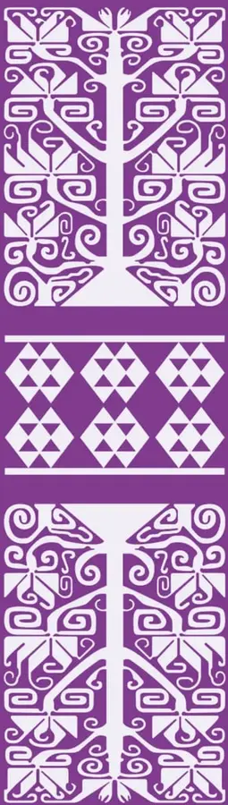 Franja vertical morada con patrones geométricos blancos de inspiración indígena: en la parte superior e inferior, grecas y espirales simétricas alrededor de un eje central; en el centro, una banda con rombos y triángulos formando estrellas de ocho puntas.