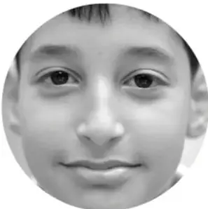Fotografía de un estudiante sonriente.