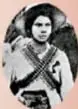Retrato de Valentina Ramírez vestida de hombre con carabina.
