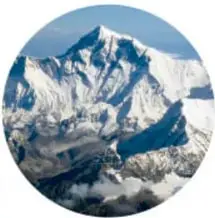 Fotografía circular del Everest nevado entre las nubes.