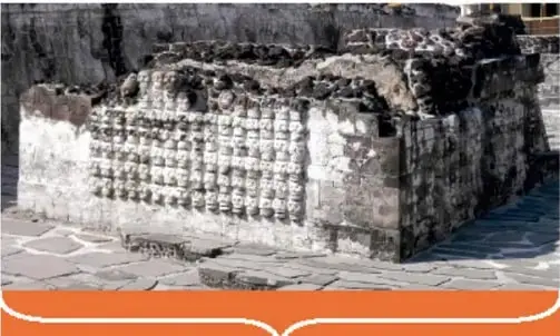 Edificio de las Águilas en el Templo Mayor, con escultura de cabeza de águila.