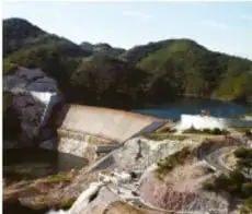 Presa hidroeléctrica en un valle montañoso.