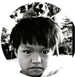 Fotografía en blanco y negro, en óvalo, de un niño con expresión seria en un bosque, alusiva a la injusticia y los derechos de la niñez.