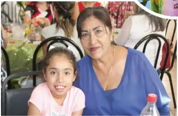 Fotografía de una niña y una adulta en familia, en actividad de aprendizaje.