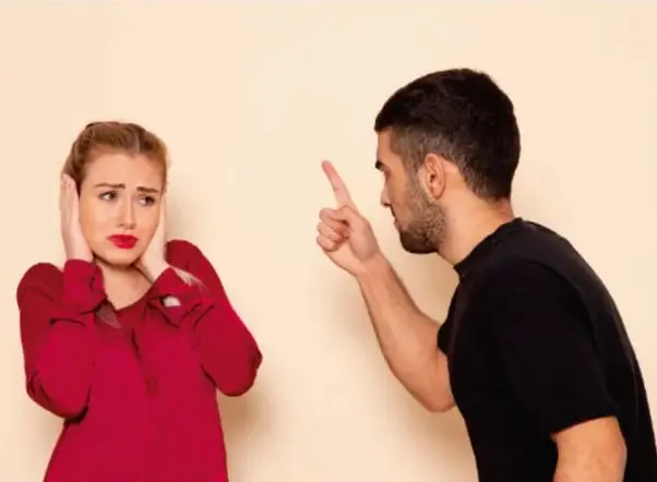 Ilustración o fotografía de un hombre que grita y señala con el dedo a una mujer que se cubre los oídos, mostrando violencia psicológica o verbal.