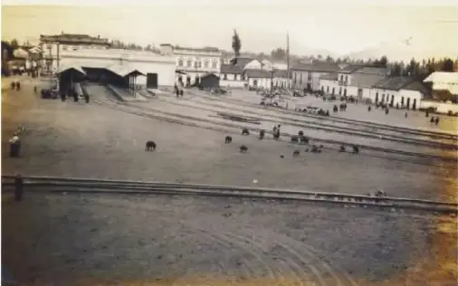 Fotografía histórica de una estación de ferrocarril en una ciudad de la Sierra, entre 1925 y 1935.