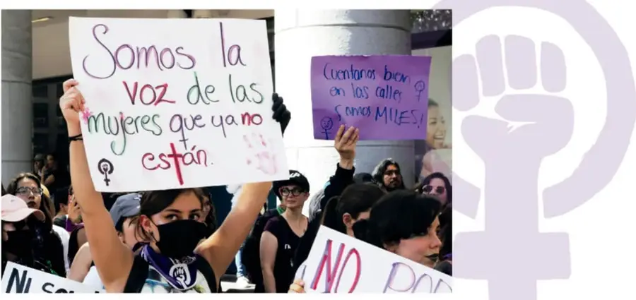 Fotografía de la marcha: mujeres con pancartas; una dice 'Somos la voz de las mujeres que ya no están', otra morada pregunta '¿Cuántas bien [viven] en las calles? ¡Somos MILES!', y al fondo se ve 'Ni… NO Po…'; a la derecha, un ícono grande en morado claro del símbolo de mujer con un puño alzado.