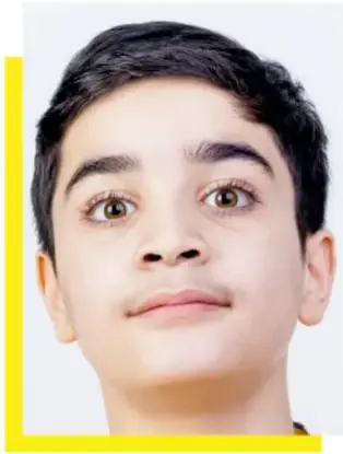 Fotografía del rostro completo de un niño de frente, con marco amarillo.