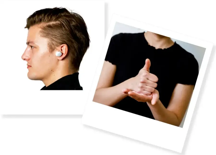 Joven de perfil con un audífono blanco en la oreja.